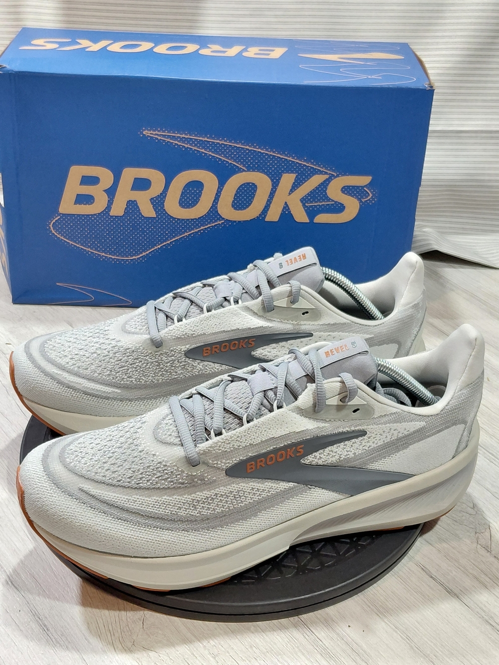 NEW Brooks Mens Revel 9 Running Shoes — Two Tone Grey Hints Of Copper SIZE 11.5